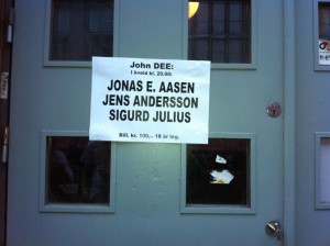 Plakat på døra John Dee